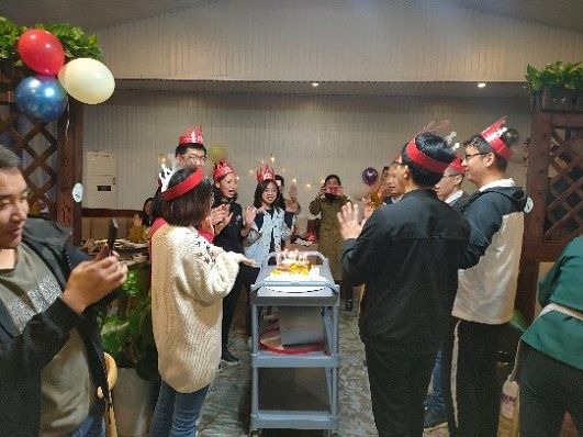 “與國同慶,逐夢朝陽” ——生物技術(shù)研究院員工生日會